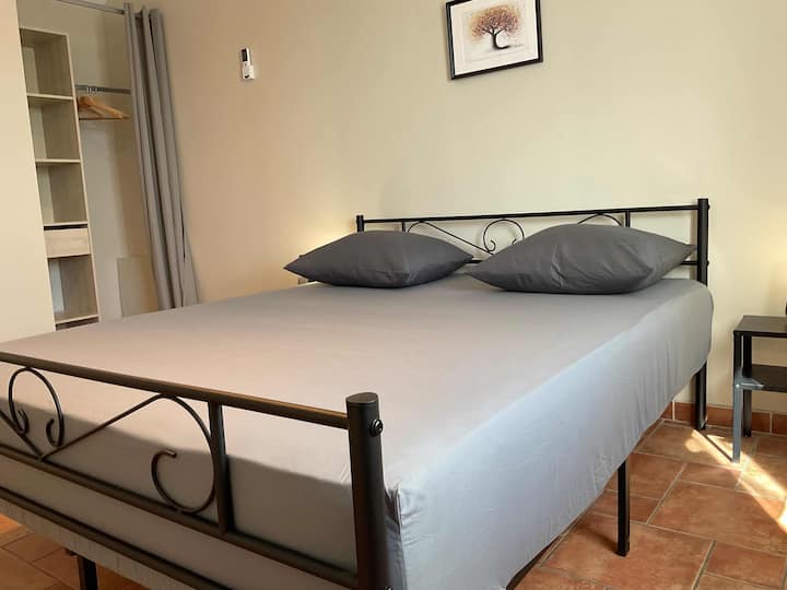 Chambre 3: 1 Lit 160/200cm.
Climatisation indépendante.