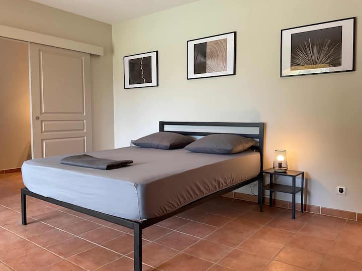 Chambre 1 : Lit 160/200cm.
Avec salle de bain et wc.
Climatisation indépendante.