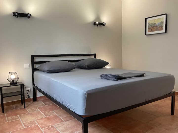Chambre 6 : Lit 160/200cm.
Avec salle de bain et wc.
Climatisation indépendante.