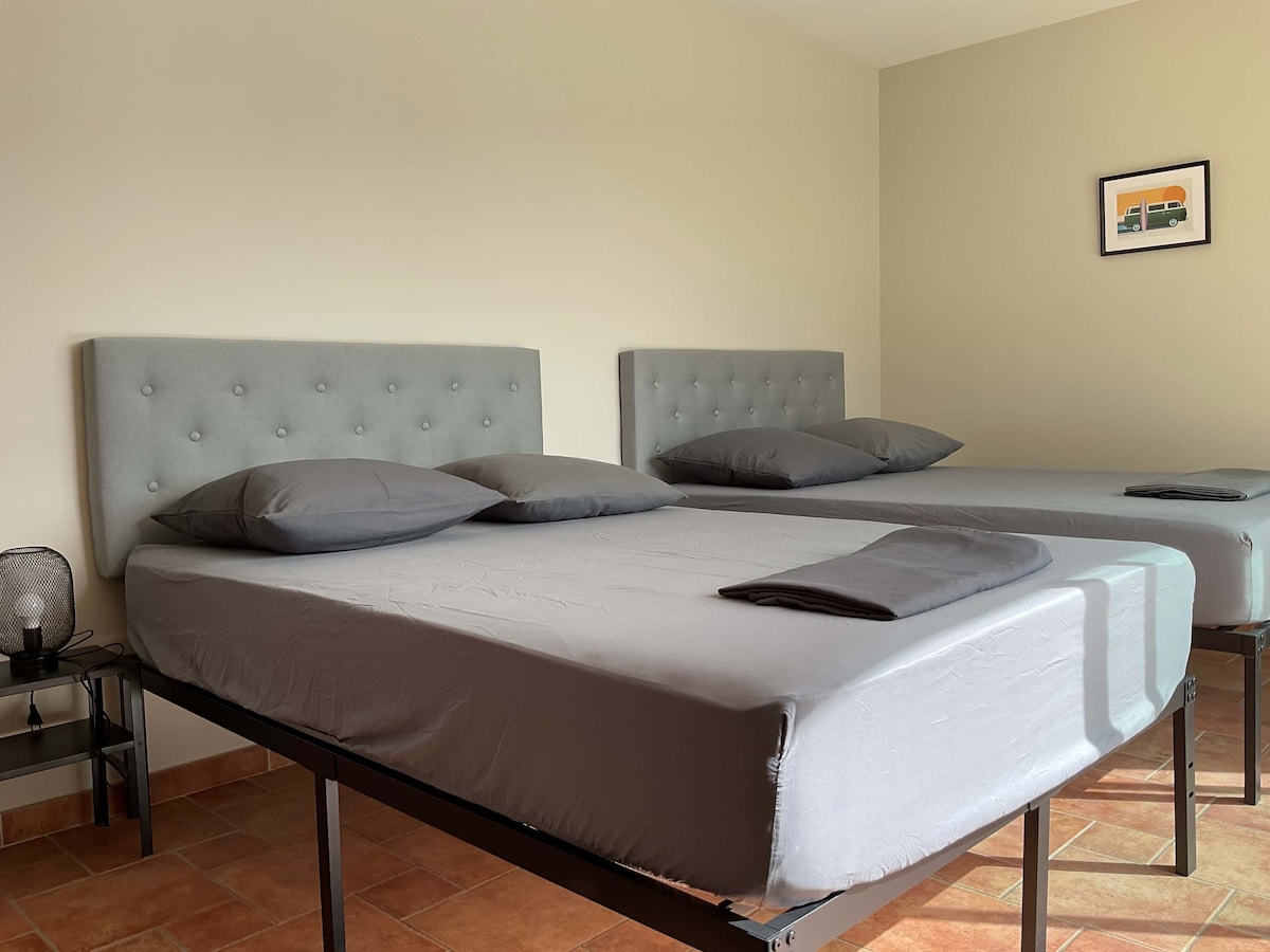 Спална соба 2: 2 кревета 140/200 см.
Самостоен клима уред.