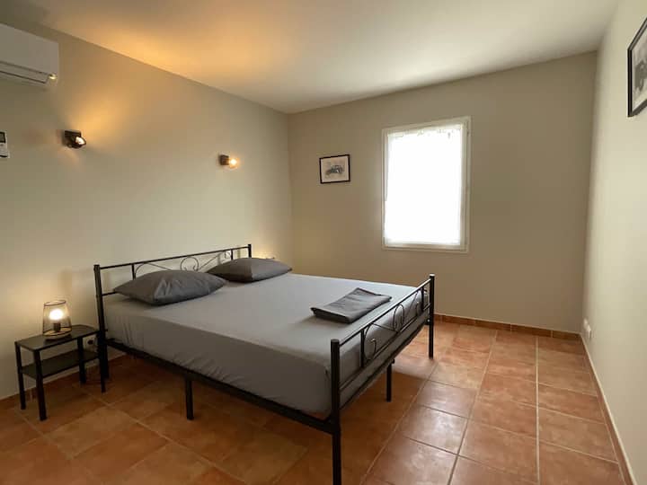 Chambre 5: 1 Lit 160/200cm.
Climatisation indépendante.