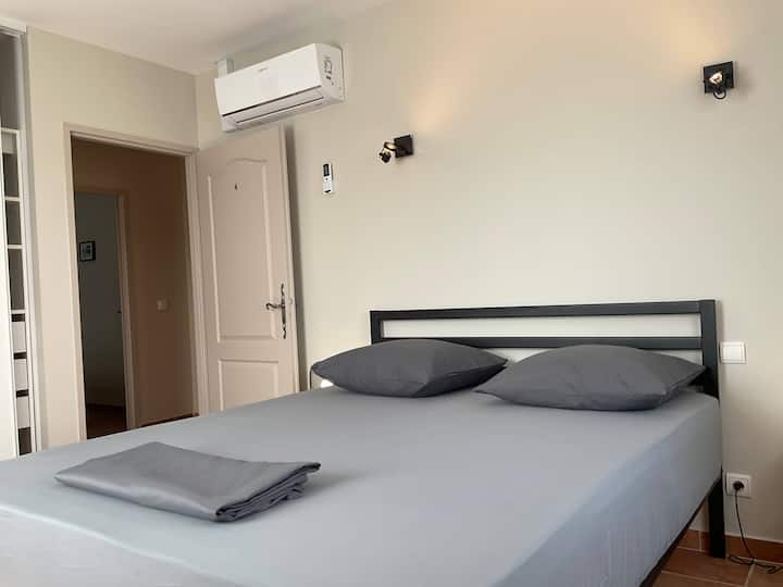 Chambre 4: 1 Lit 160/200cm.
Climatisation indépendante.