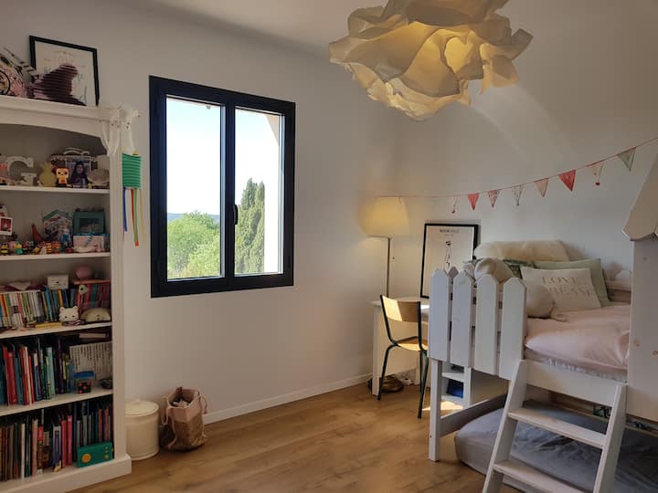Spavaća soba 3 s 1 krevetom 90x200 i 1 madracem na podu + mali radni stol