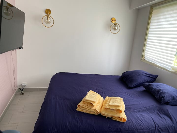 Спална соба 1 со телевизор и Apple TV 