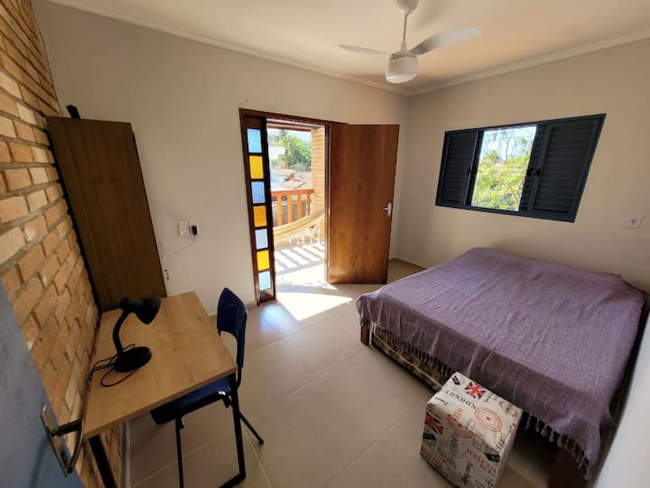 Izba 2 - (fotka 1) s balkónom a priestorom pre domácu kanceláriu, až pre 3 osoby: manželská posteľ + pomocná posteľ