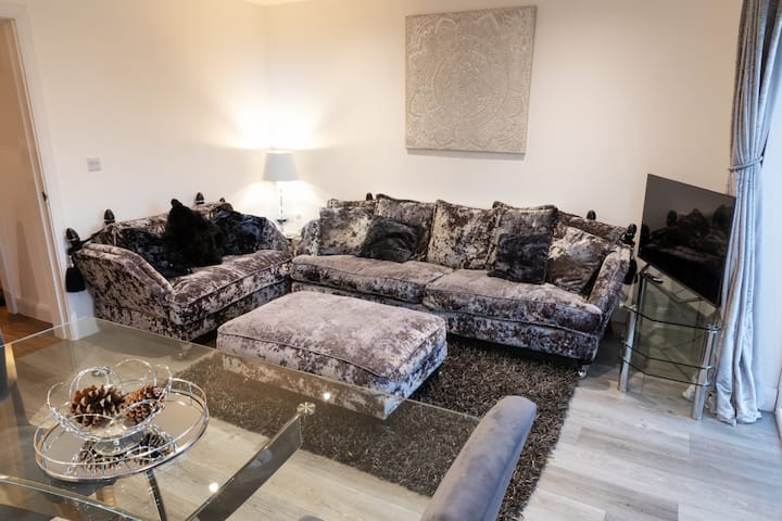 Contractor Business 3br Van Parking 5 Min M1 M62 - Leeds