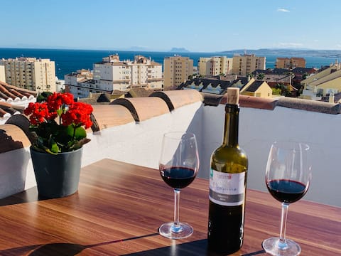 Top Airbnb: Penthouse+ Roof Terrace with sea & mountain views en Estepona