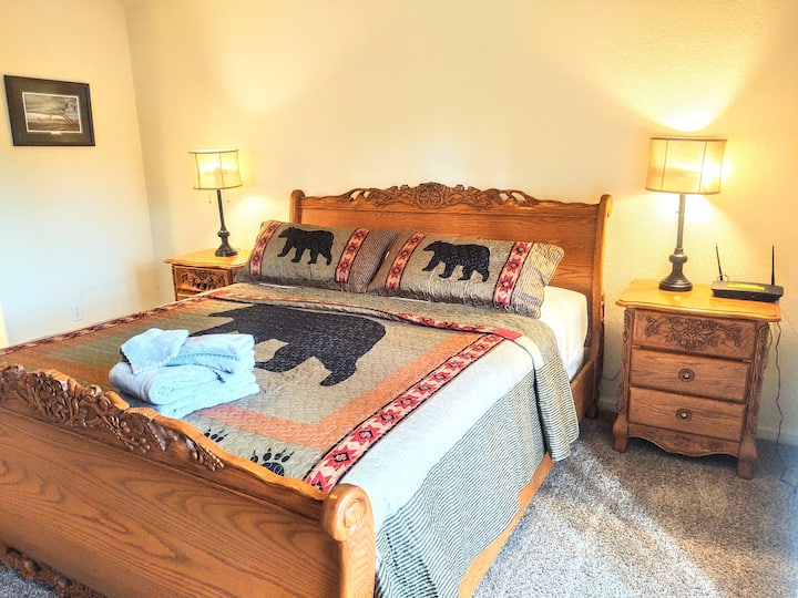 主卧配有主卫生间、淋浴间和浴缸