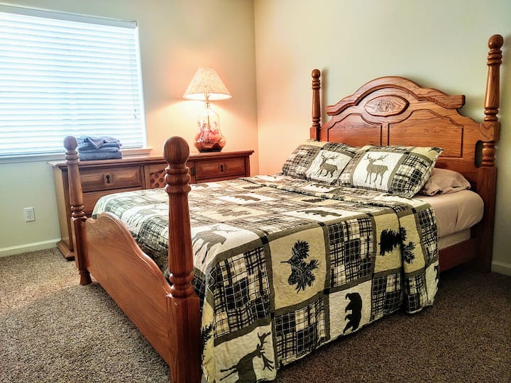 楼下的标准双人床卧室 