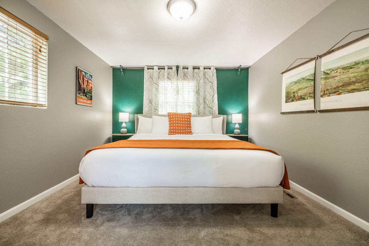 Izba Colorado je tichá a má manželskú posteľ King s prémiovým matracom, zatemňovacími žalúziami a závesmi z lesa. Malá komoda a šatník pre vaše potreby úložného priestoru, nočné lampy a okenná klimatizačná jednotka a ventilátor pre vaše pohodlie. 