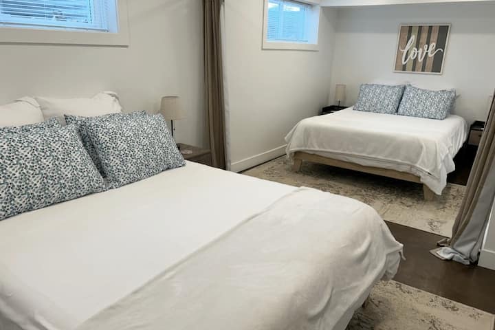 La chambre Double Queen offre un séjour confortable et privé avec ses matelas en mousse, son éclairage séparé, son placard complet et son rideau pour plus d'intimité.