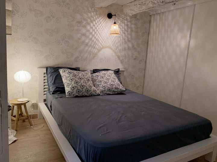 غرفة نوم في الطابق العلوي مع خزانة ملابس
