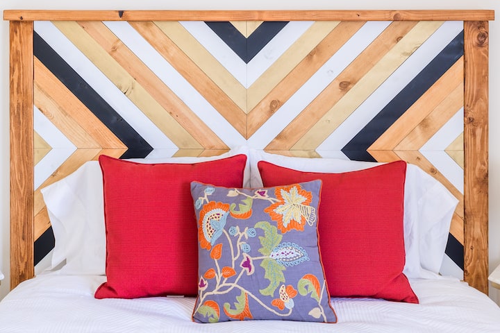 Chaque tête de lit est faite sur mesure pour la maison.