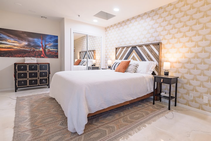 Notre troisième chambre avec lit King Size, matelas à mémoire de forme et lucarne.