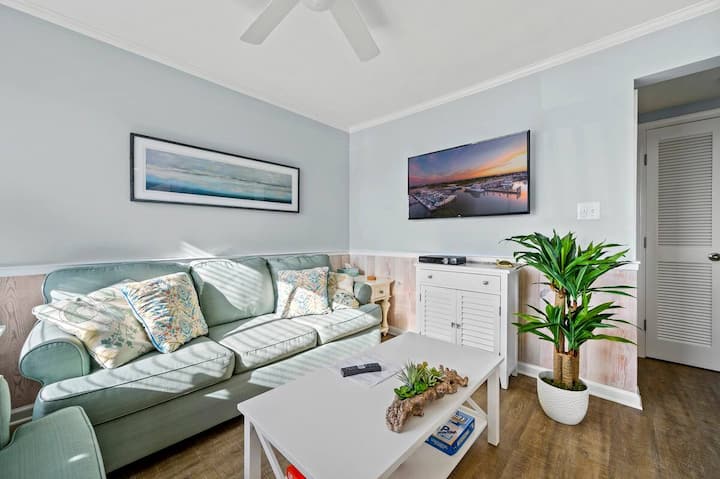 Beautiful Beachy 2 Bedroom, 1 Bath Condo W Pool - Ocean City, MD