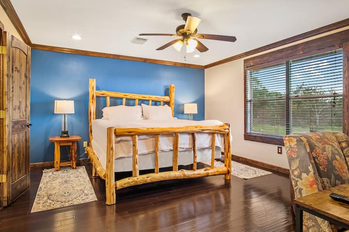 חדר השינה השני ב - Boerne Mountain Retreat ישן על מיטת קינג סייז גדולה, וכל חללי השינה כוללים מצעים נקיים.