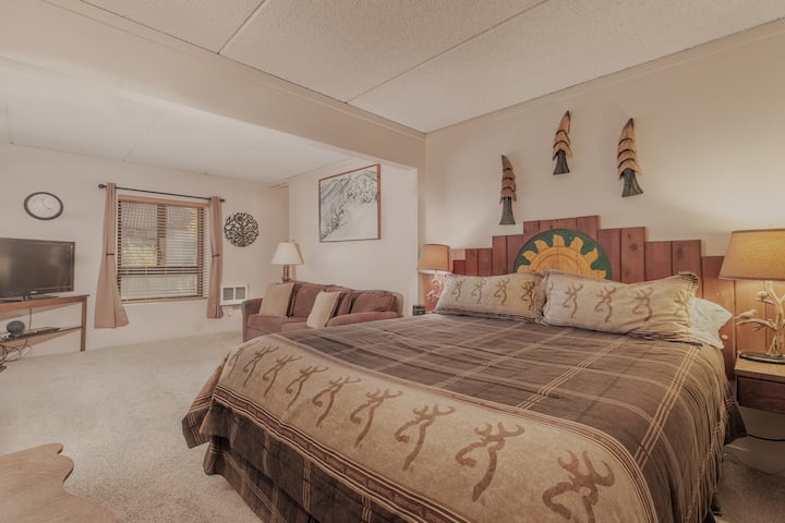 „B” Spavaća soba s bračnim krevetom (širine 180-179 cm), bračnim krevetom (širine 150-179 cm), TV-om.