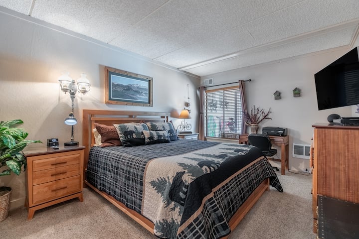 „A” spavaća soba s radnim stolom i televizorom s DVD playerom.