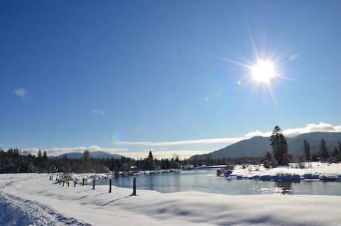 Ruby's Riverfront Retreat - Private Sandy Beach