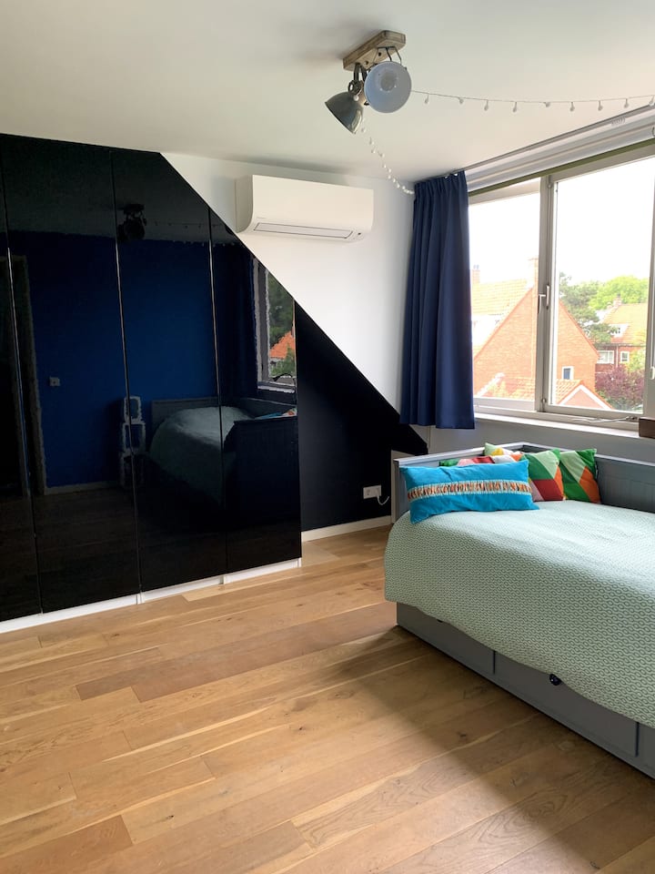 Chumba cha kulala kilichopigwa na hewa kwenye ghorofa ya tatu.