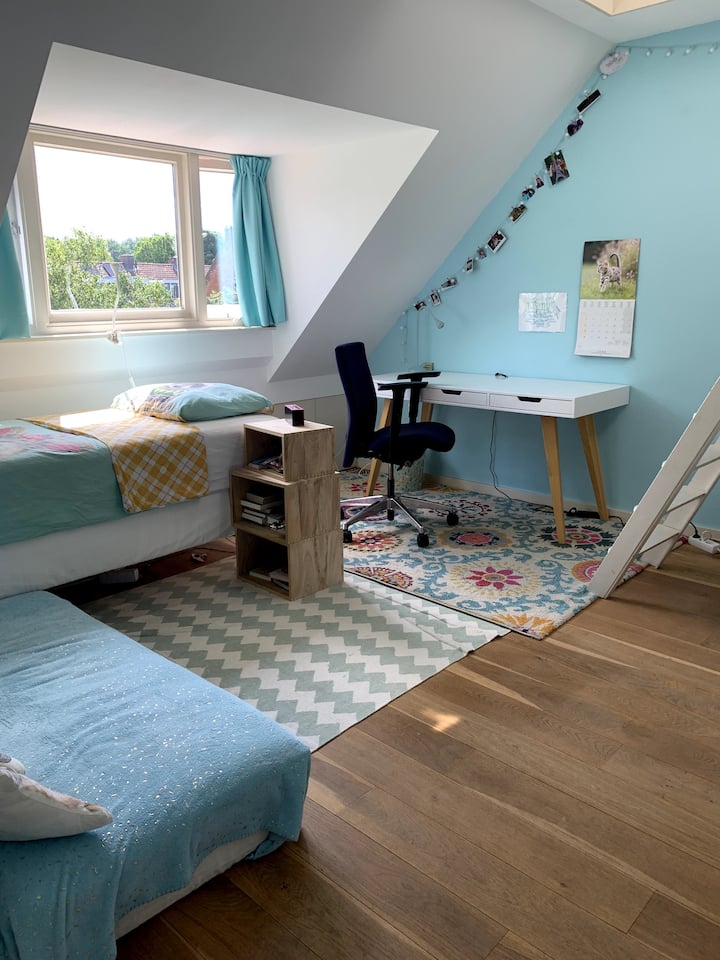 Chumba kimoja cha kulala kwenye ghorofa ya tatu.