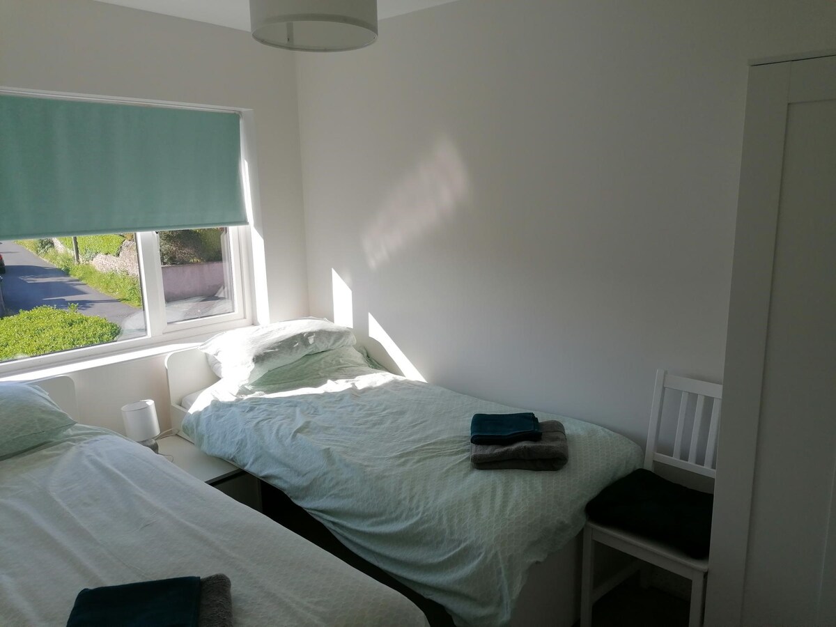 Dormitorio 2 con una vista panorámica hacia Clougha Pike y Bowland Fells