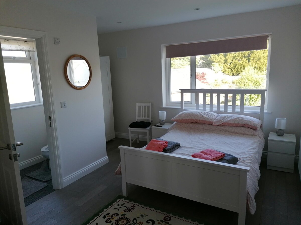 El dormitorio principal, con baño privado, TV, armario y armarios.