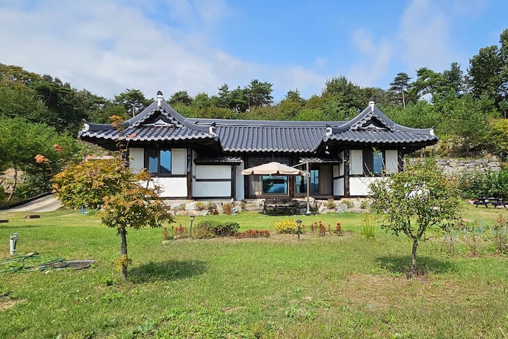 <Binaecheongmyeongwon> Hanok rural house / The wonderful scenery of the Namhan River and Binae…