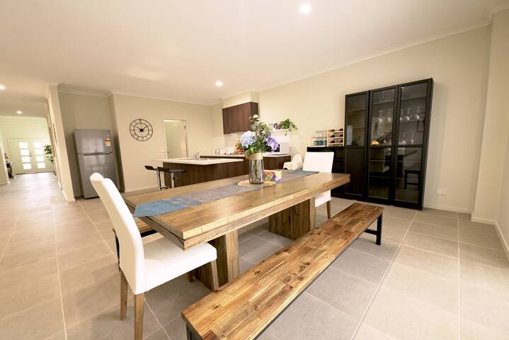 StayAU 6-BRM 4 Bathrooms Holiday Home Big Group gallery image 3