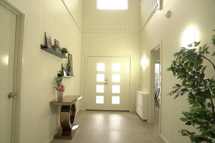 StayAU 6-BRM 4 Bathrooms Holiday Home Big Group gallery image 2