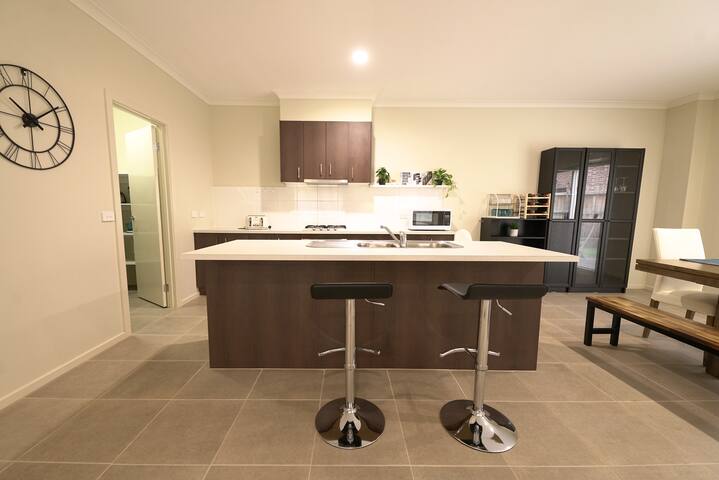 StayAU 6-BRM 4 Bathrooms Holiday Home Big Group gallery image 4