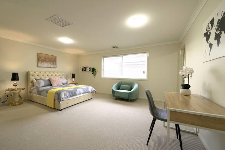 StayAU 6-BRM 4 Bathrooms Holiday Home Big Group gallery image 5