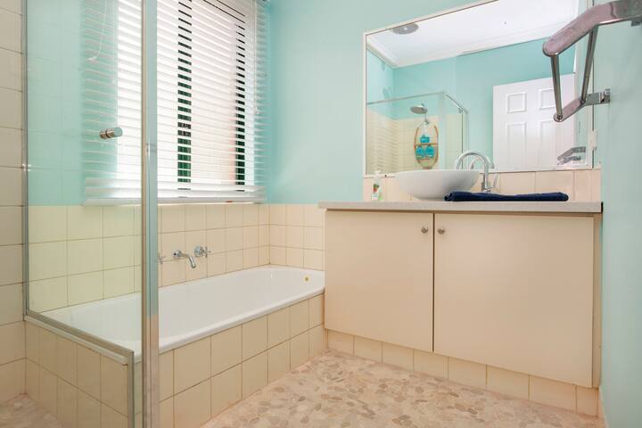 Berties Beach House gallery image 5