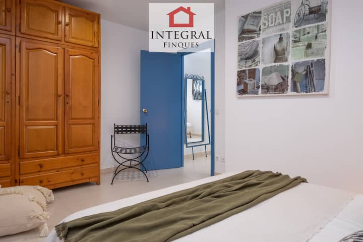 غرفة مع الكثير من التخزين.