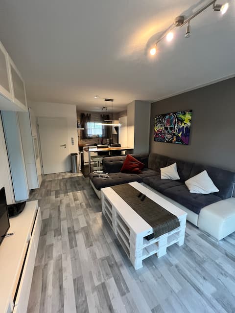 Small empire with good amenities, close to Bremen