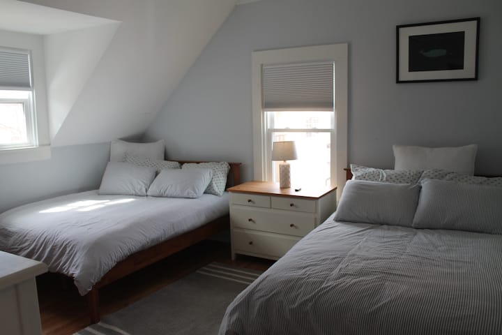 Dhoma e gjumit #3  me dy krevate me madhësi të plotë