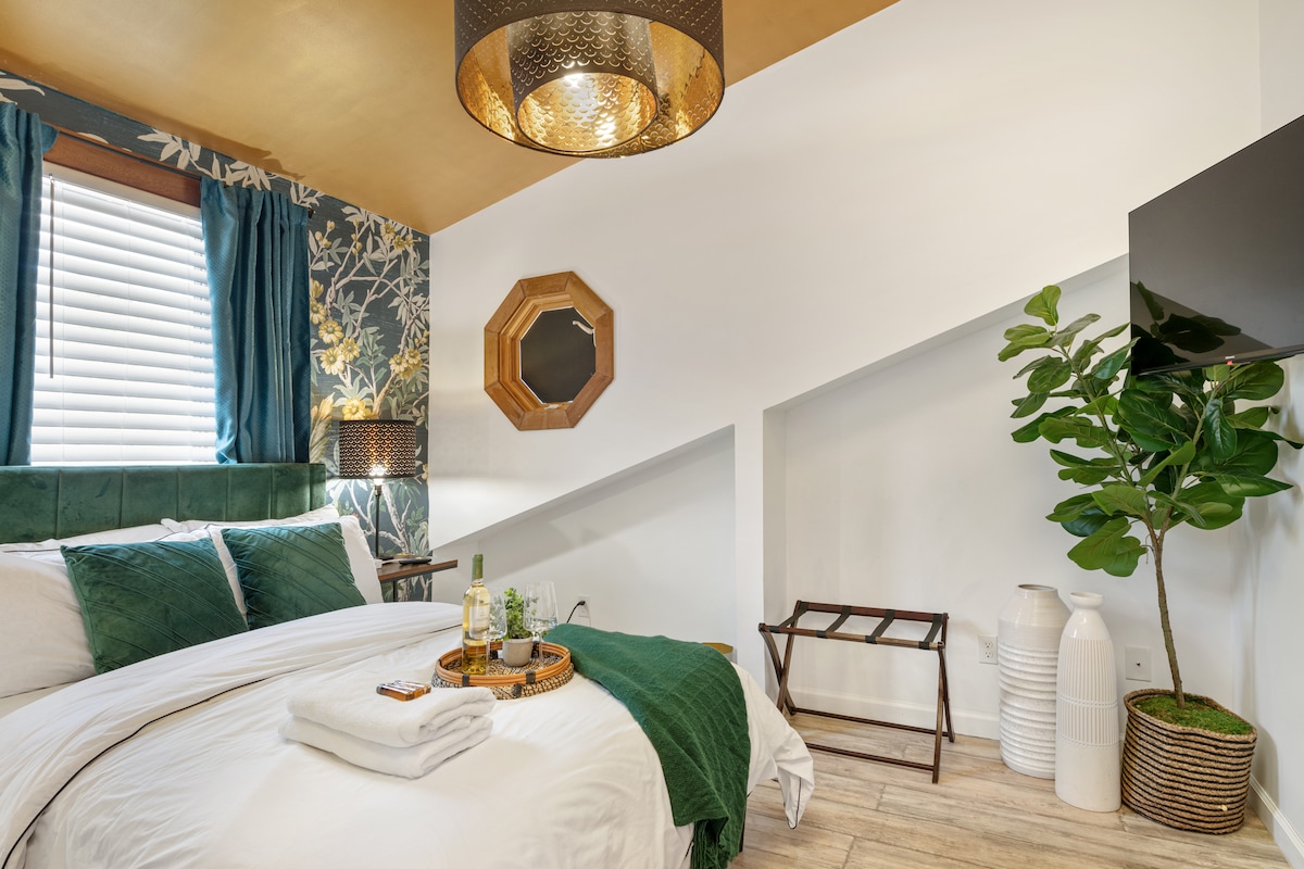 Oddýchnite si v tejto štýlovej spálni s moderným nádychom! S odvážnou kvetinovou tapetou, útulnou posteľou s mäkkou posteľnou bielizňou a teplým osvetlením je to ideálne miesto na oddych. Užite si premyslené vybavenie a upokojujúcu atmosféru pre pohodlný a príjemný pobyt!