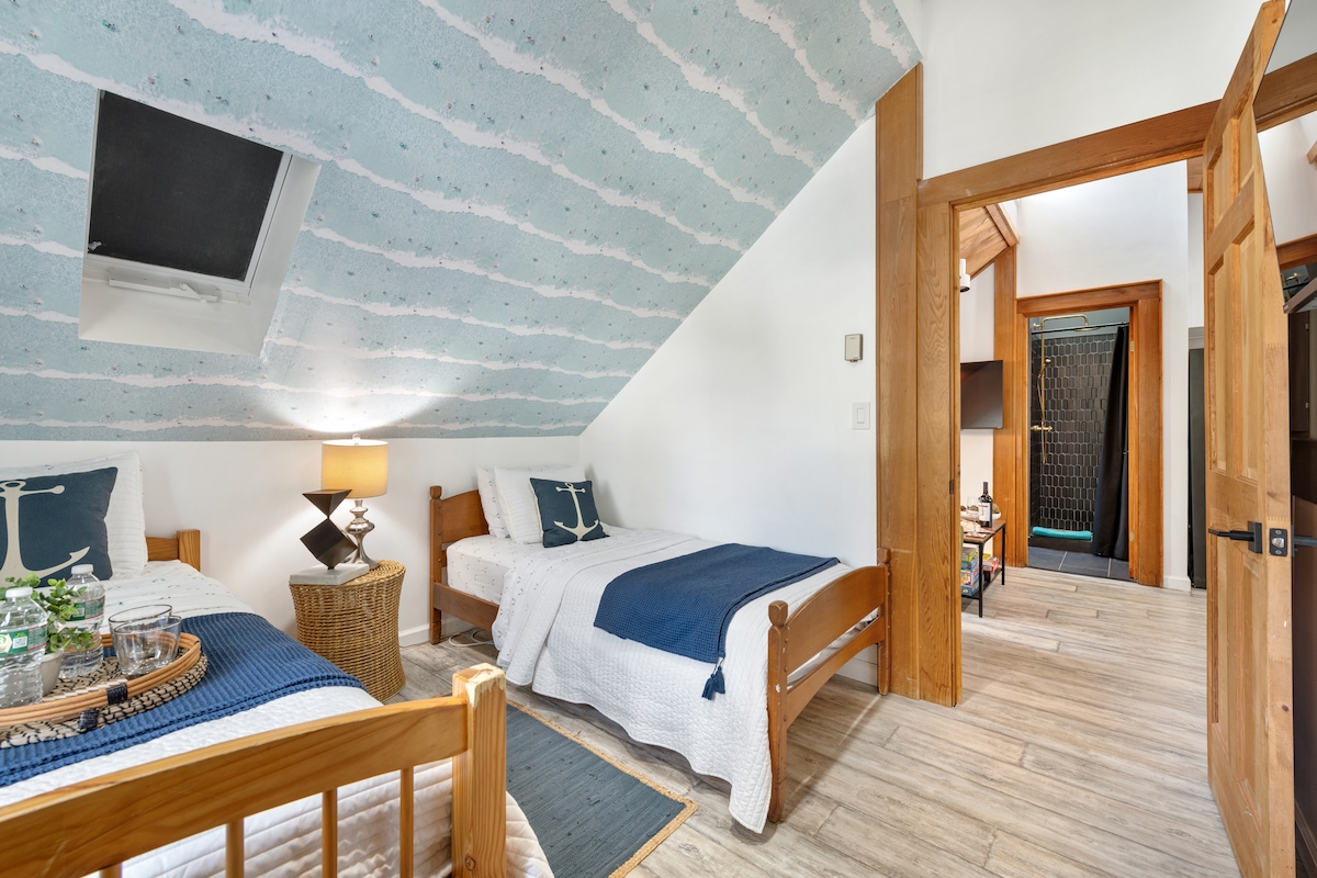 Ubytujte sa v útulnej miestnosti s oddelenými posteľami, posteľnou bielizňou a vankúšmi navyše.
