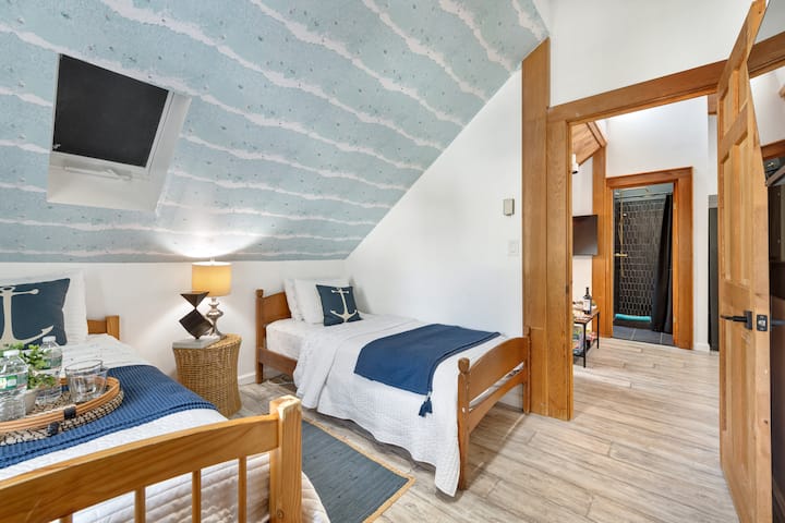 Acomódate en una habitación acogedora con camas individuales, con sábanas y almohadas adicionales.
