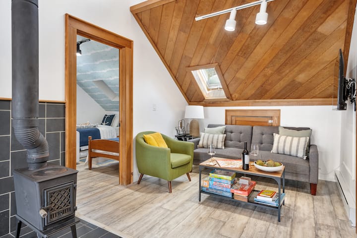 Relájate en este acogedor refugio: disfruta de vino en el suave sofá, sumérgete en el momento y disfruta de los juegos de mesa bajo las claraboyas iluminadas por el sol. Los detalles de madera cálida y la atractiva decoración la convierten en la escapada perfecta. ¡Reserva ahora para convertir tus sueños vacacionales en realidad! ✨