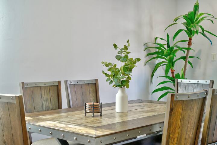 Luxurious 3 Bedroom House w/ Pool gallery image 3