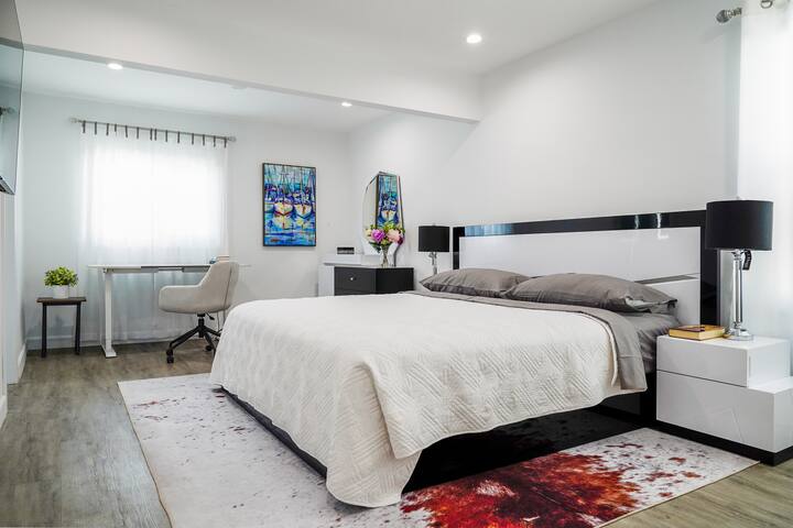 Luxurious 3 Bedroom House w/ Pool gallery image 4