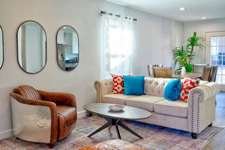 Luxurious 3 Bedroom House w/ Pool gallery image 2