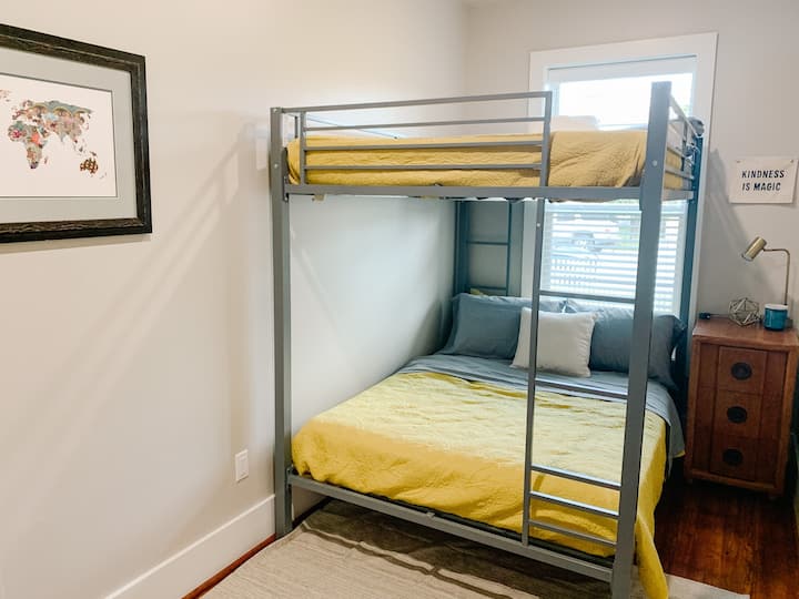 Chambre avec lits superposés au rez-de-chaussée