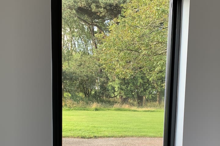 إطلالة على نافذة غرفة النوم