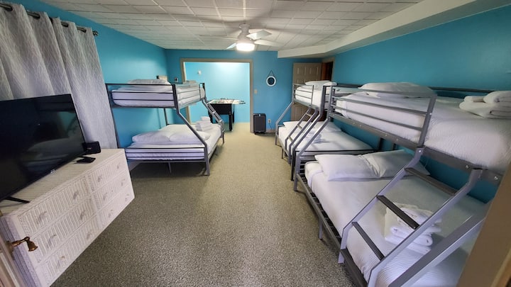 ห้องเตียงสองชั้นชั้นใต้ดินพร้อมห้องน้ำเต็มรูปแบบที่อยู่ติดกัน