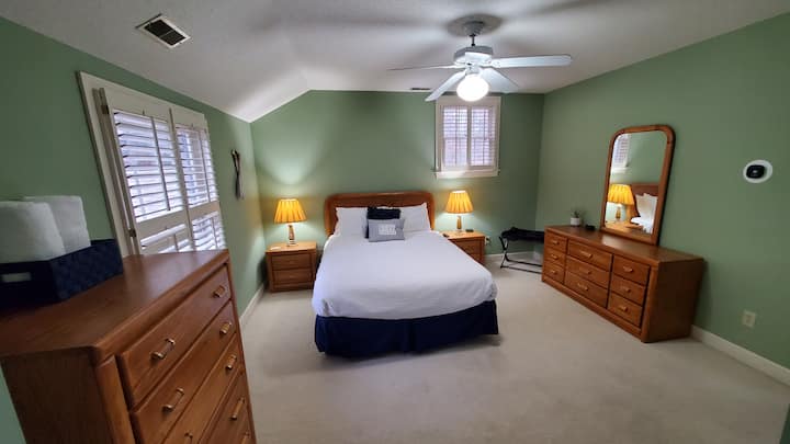 ห้องนอนเตียงคิงไซส์ชั้นสองพร้อมห้องน้ำในตัว