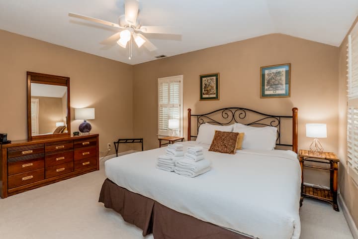 ห้องนอนเตียงคิงไซส์ชั้นสองพร้อมอ่างอาบน้ำเต็มรูปแบบ