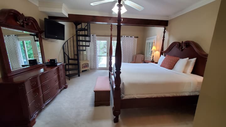 ห้องนอนใหญ่ชั้นหลักมีทางเข้าระเบียงและทะเลสาบโดยตรง