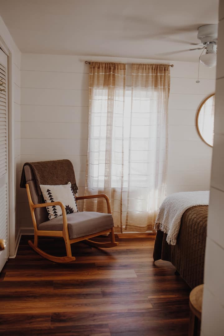 Queen bed with 2 windows to admire the views every morning!